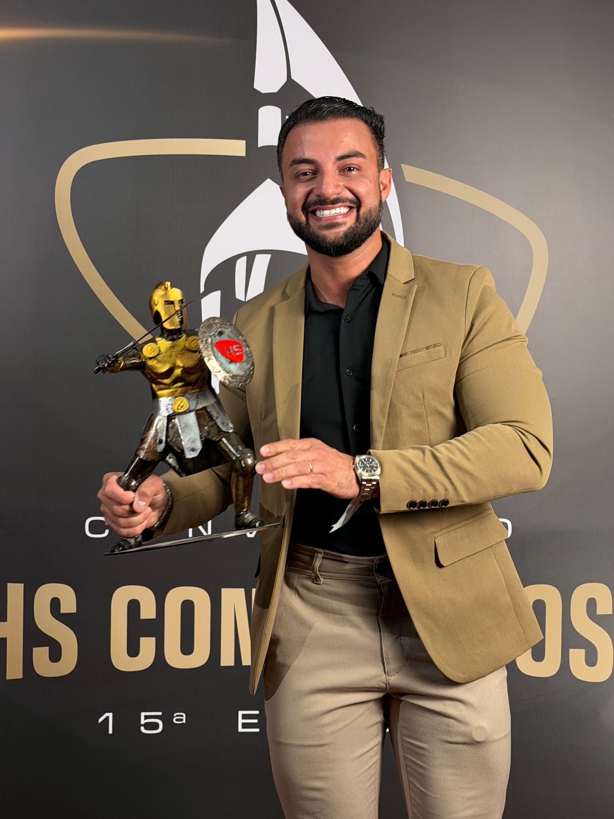 Thiago Cruvinel segurando o troféu de Top 1 da HS Consórcios, título conquistado por 7 anos consecutivos